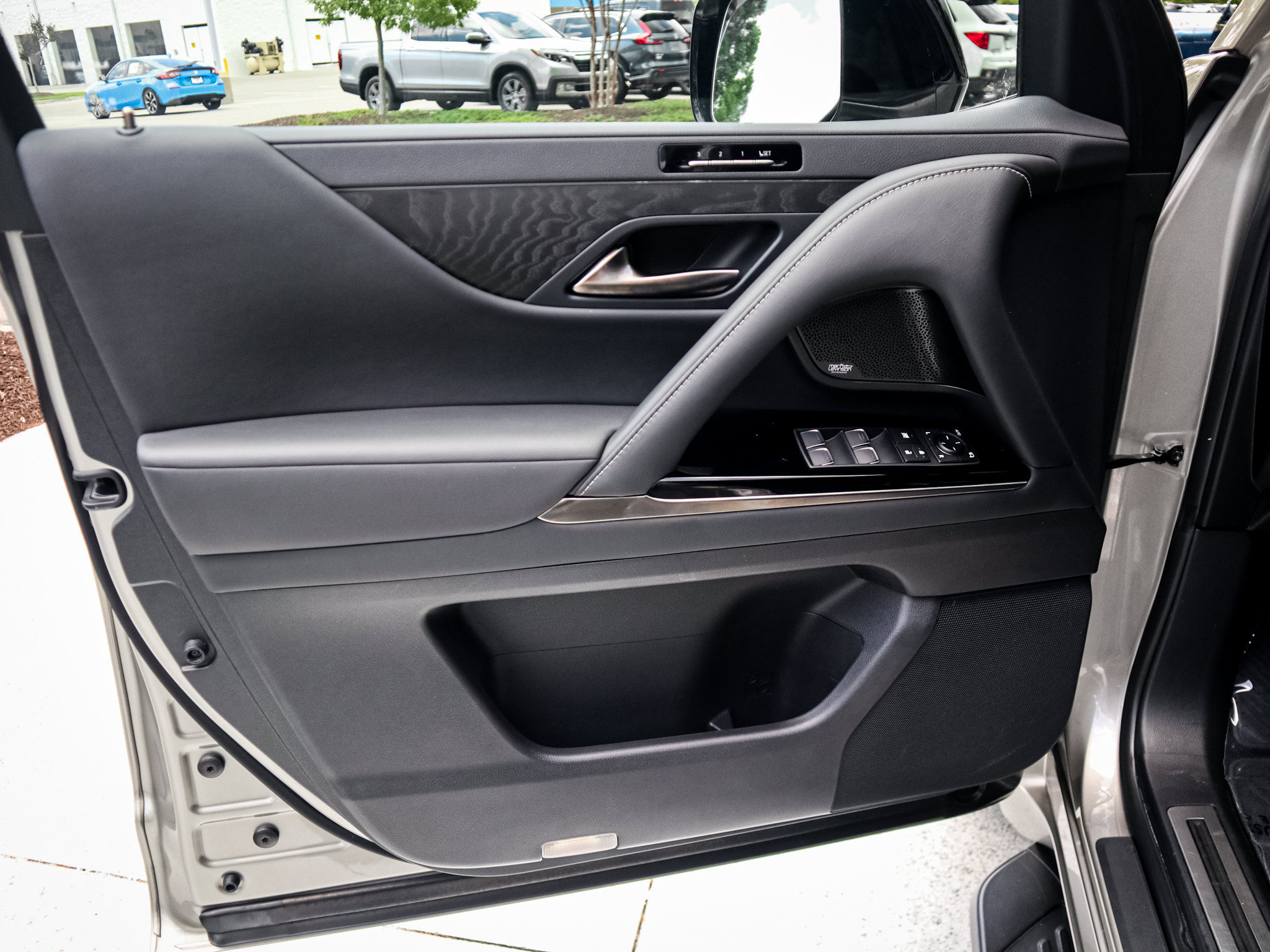 Used 2022 Lexus LX 600 4WD w/ Appearance Package image 14