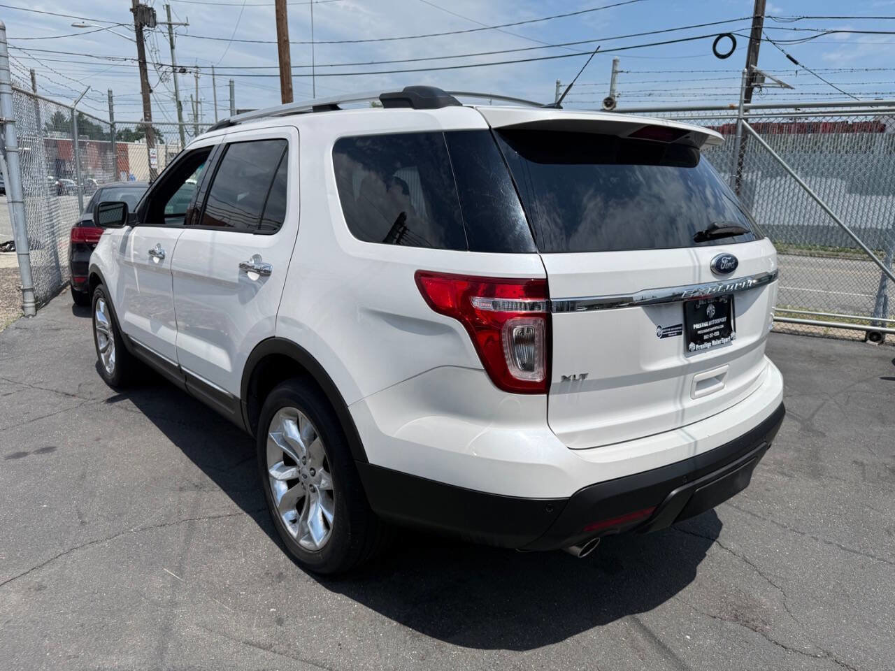 Used 2014 Ford Explorer XLT w/ Equipment Group 202A AWD/4WD image 4