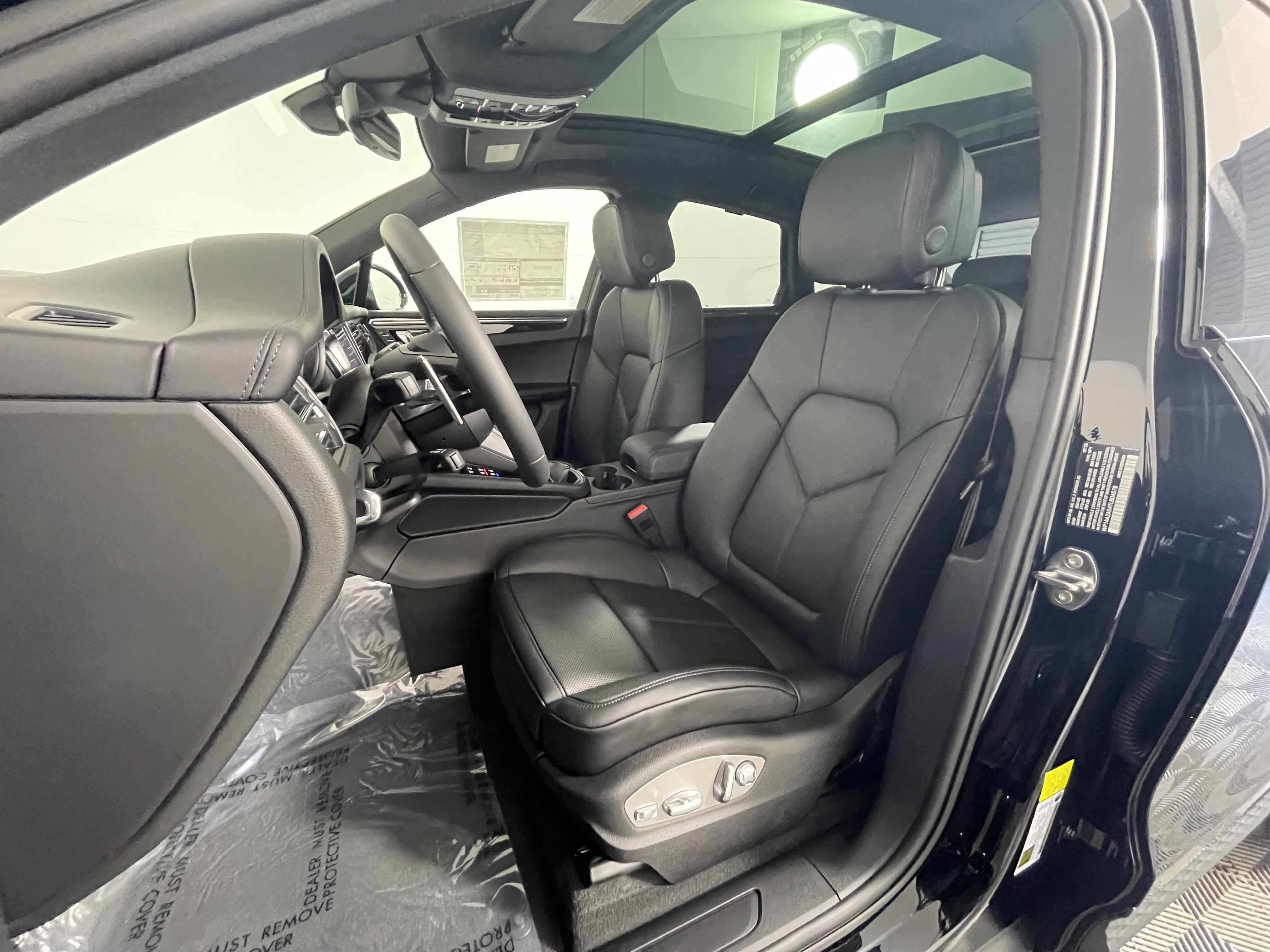 Certified 2026 Porsche Macan AWD/4WD image 5