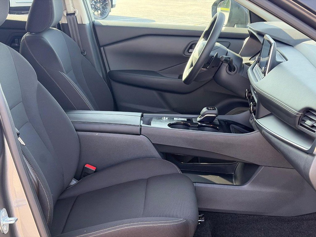 Used 2025 Nissan Rogue S FWD image 17
