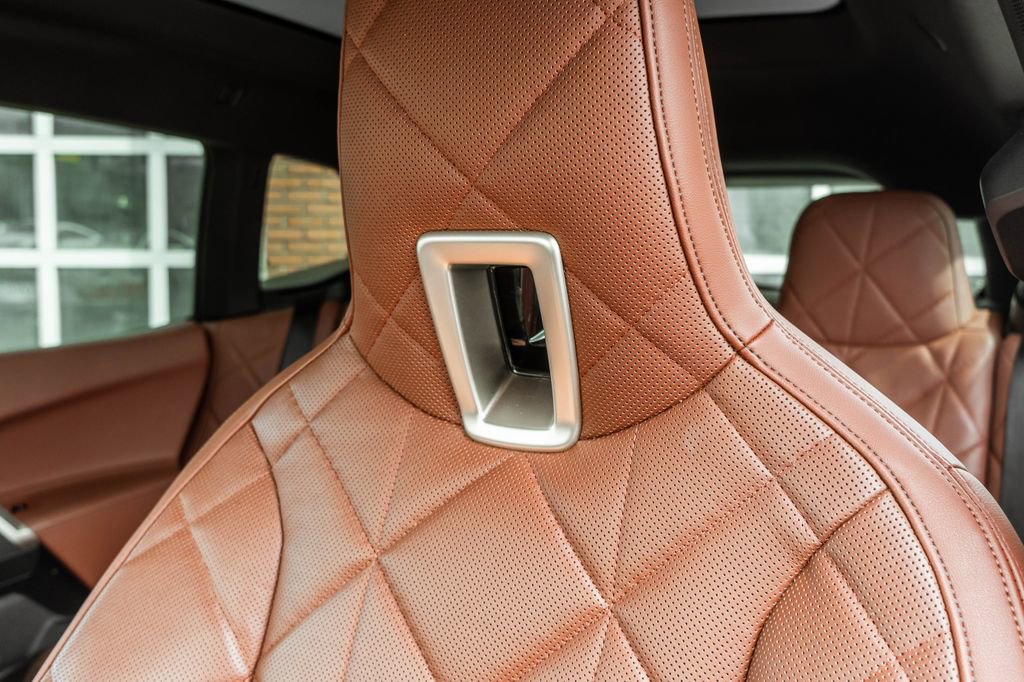Used 2023 BMW iX xDrive50 w/ Premium Package image 7