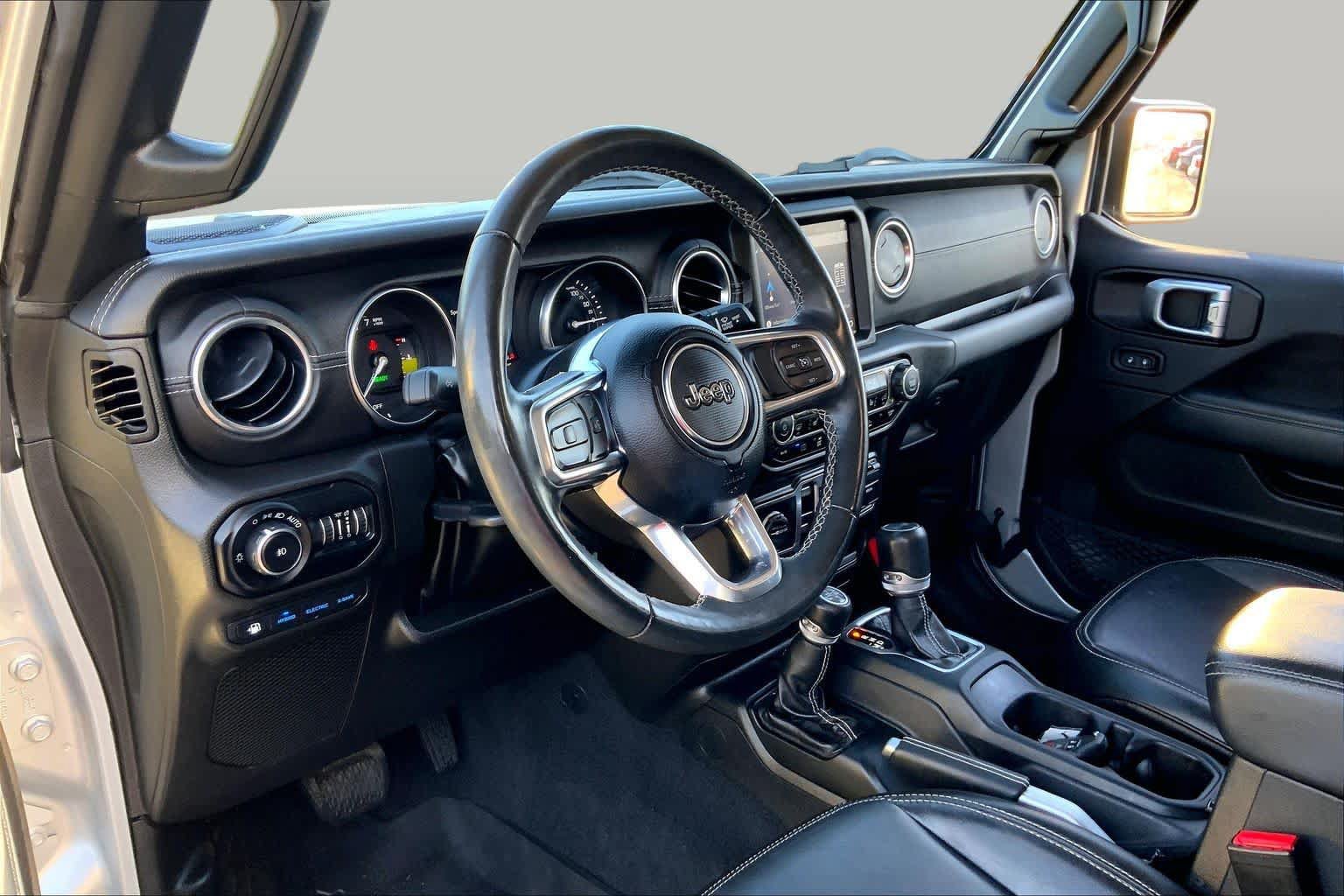 Used 2022 Jeep Wrangler Unlimited Sahara w/ Cold Weather Group AWD/4WD image 17