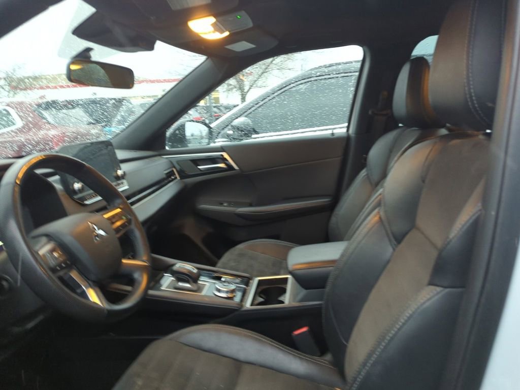 Used 2023 Mitsubishi Outlander SE image 6