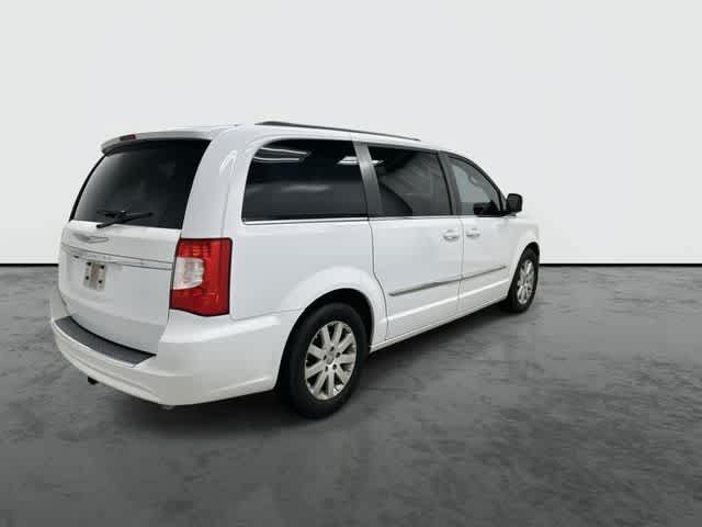 Used 2014 Chrysler Town & Country Touring FWD image 4