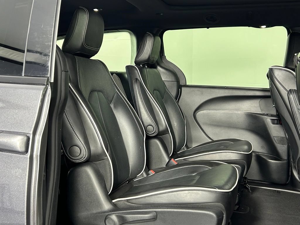 Used 2023 Chrysler Pacifica Limited w/ Uconnect Theater Family Group FWD image 13
