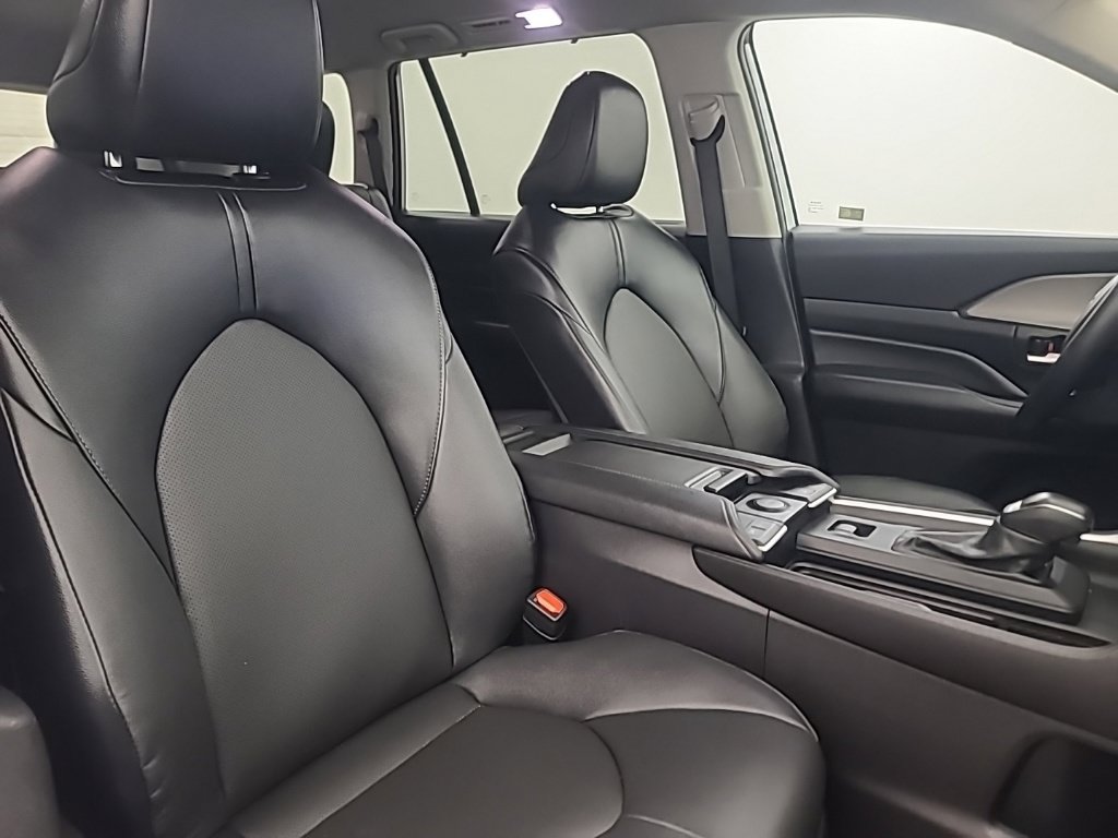 Used 2025 Toyota Grand Highlander AWD image 17