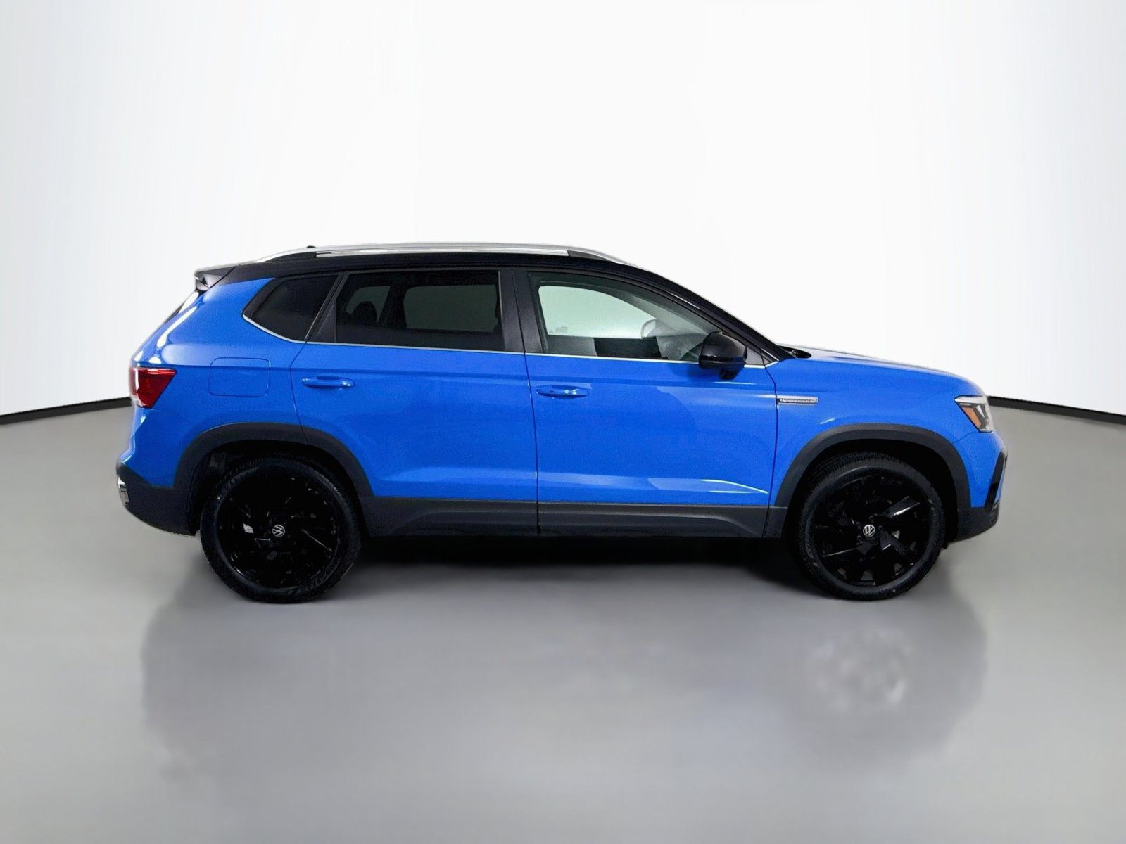 Certified 2023 Volkswagen Taos SE w/ Panoramic Sunroof Package AWD/4WD image 8