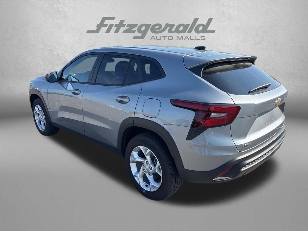 Used 2025 Chevrolet Trax LS w/ LS Convenience Package FWD image 3