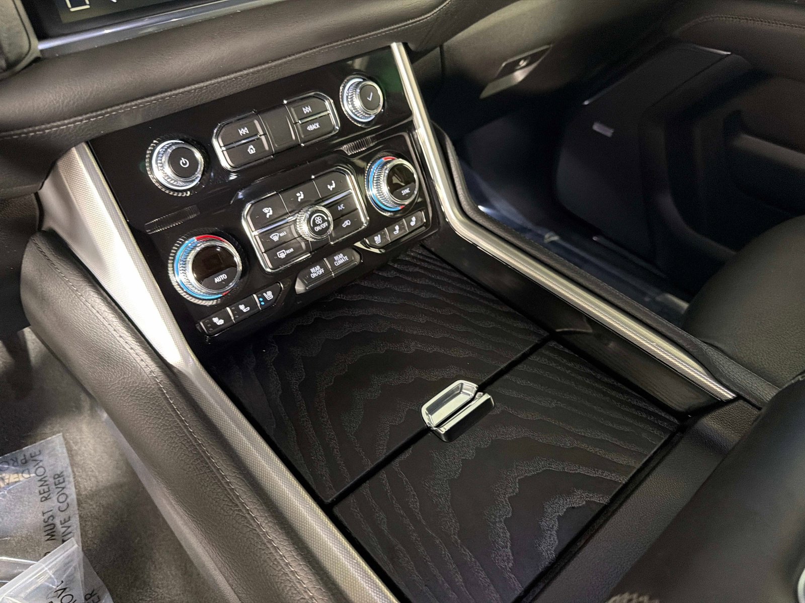 Used 2024 GMC Yukon Denali AWD/4WD image 45