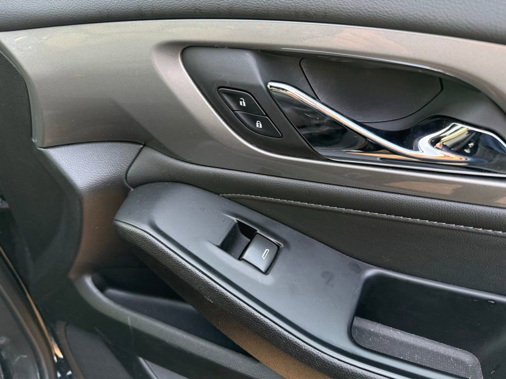 Used 2023 Chevrolet Traverse LT w/ Rear Camera Mirror Package image 31