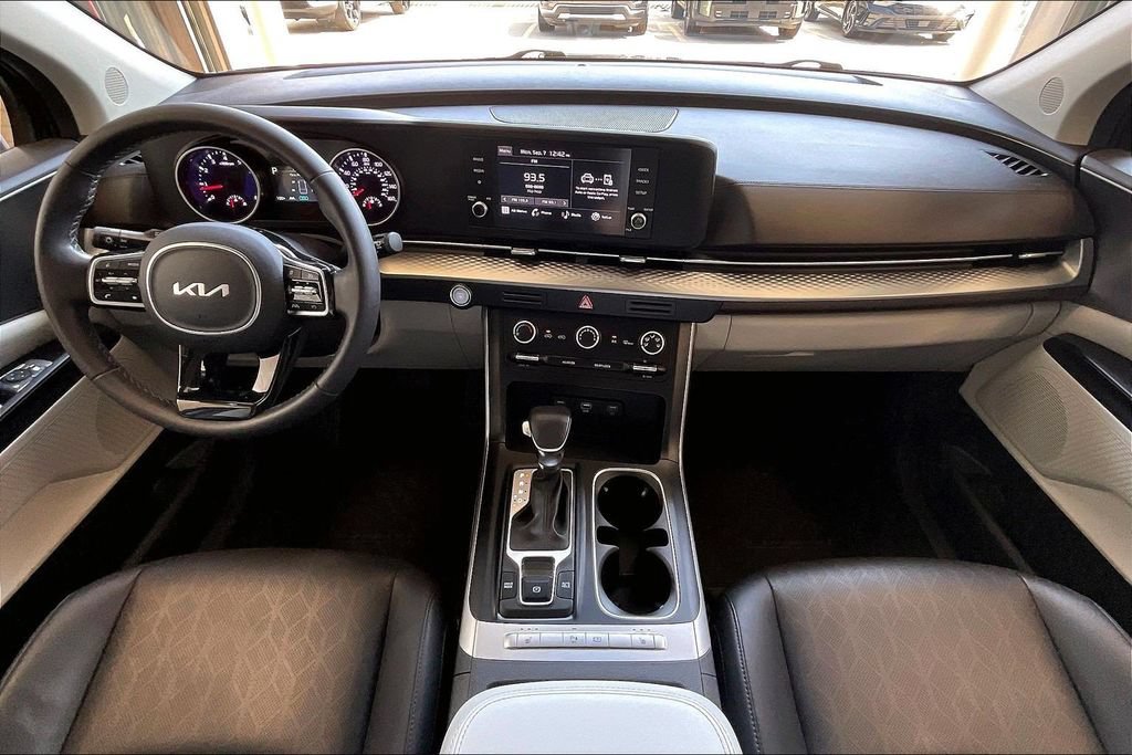 Used 2024 Kia Carnival LX FWD image 14