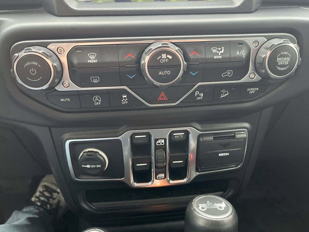 Used 2018 Jeep Wrangler Unlimited Sahara image 15