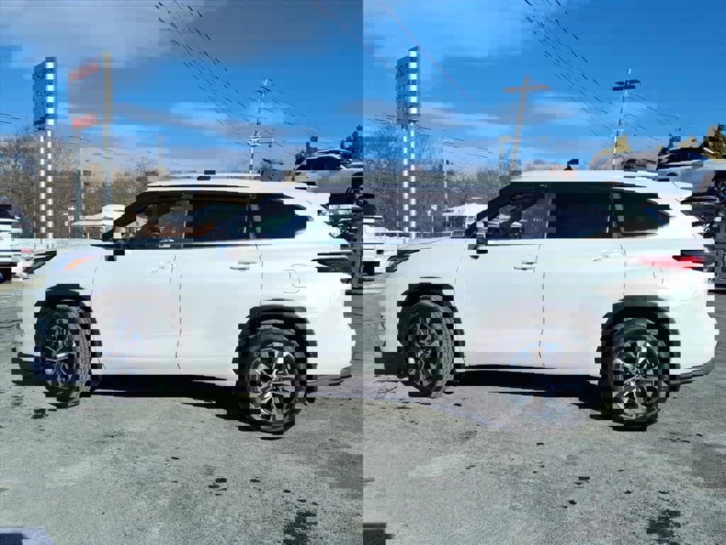 Used 2023 Toyota Highlander XLE image 9