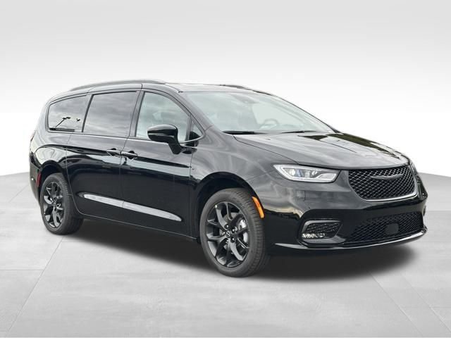 New 2026 Chrysler Pacifica Limited w/ S Appearance Package image 1