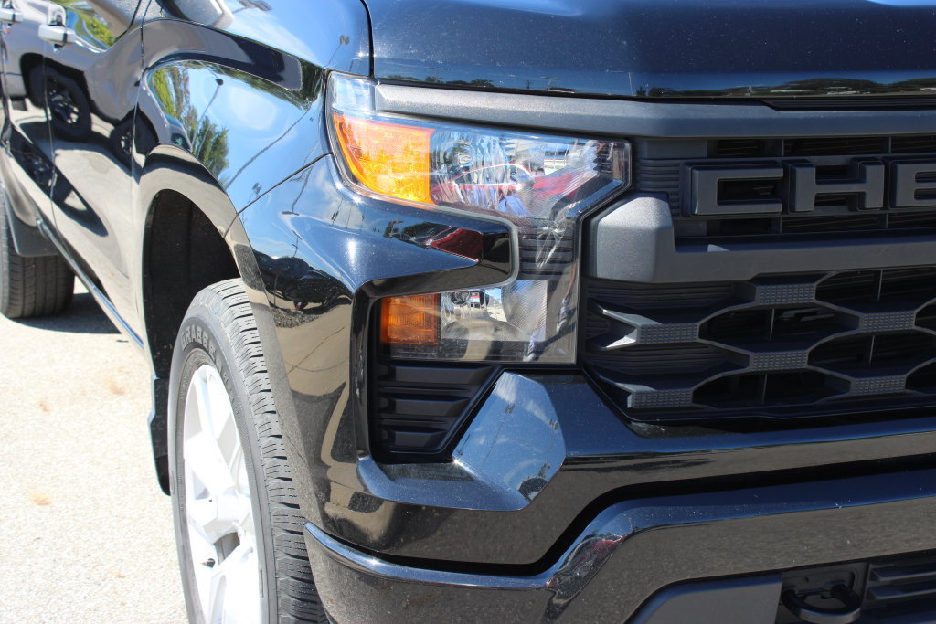 Used 2022 Chevrolet Silverado 1500 Custom w/ LPO, Dark Essentials Package AWD/4WD image 2