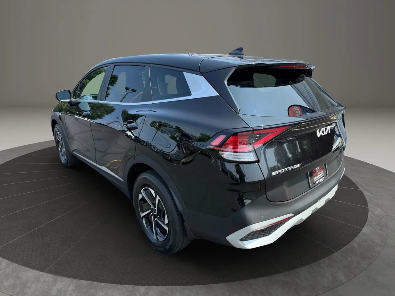 Used 2023 Kia Sportage LX image 9