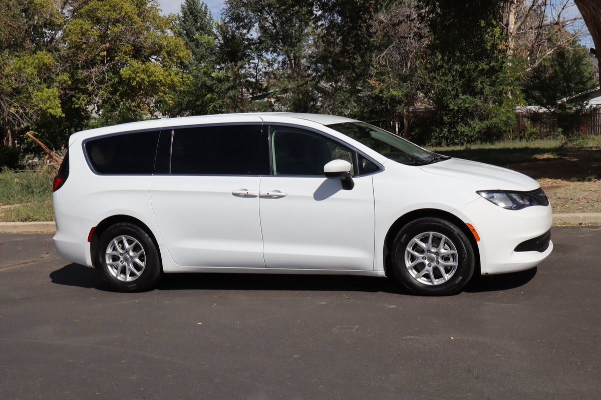 Used 2022 Chrysler Voyager LX FWD image 2