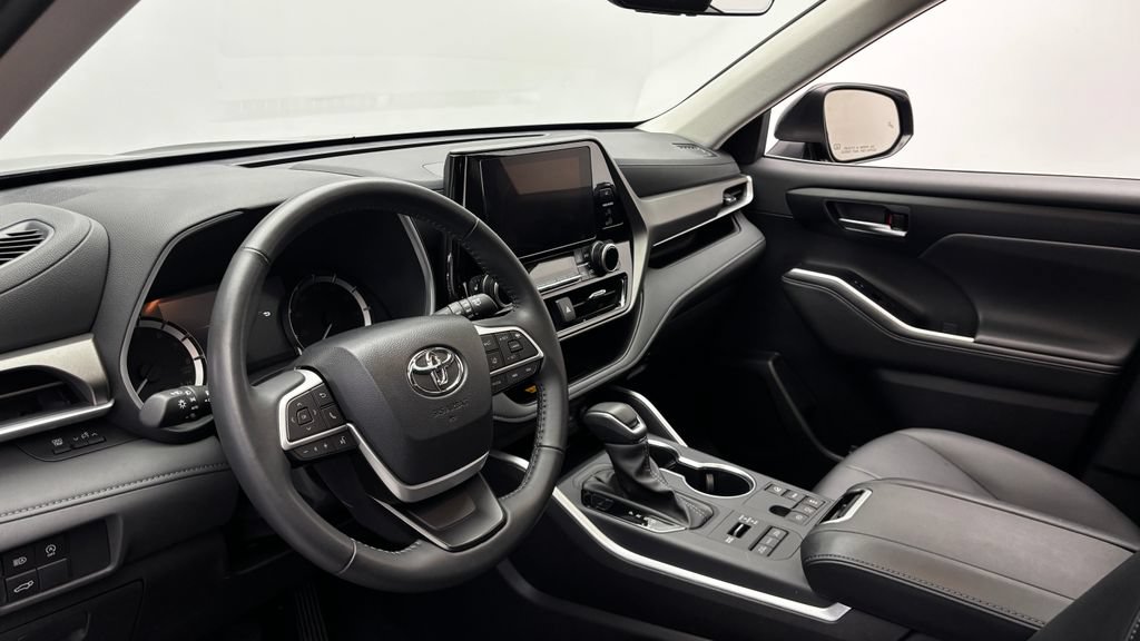 Used 2025 Toyota Highlander XLE AWD/4WD image 16