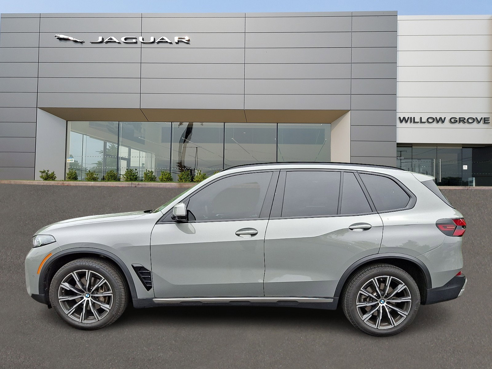 Used 2025 BMW X5 xDrive40i w/ M Sport Package AWD/4WD image 6