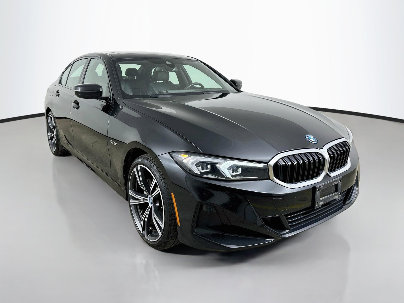 Used 2023 BMW 330e xDrive w/ Premium Package AWD/4WD image 3