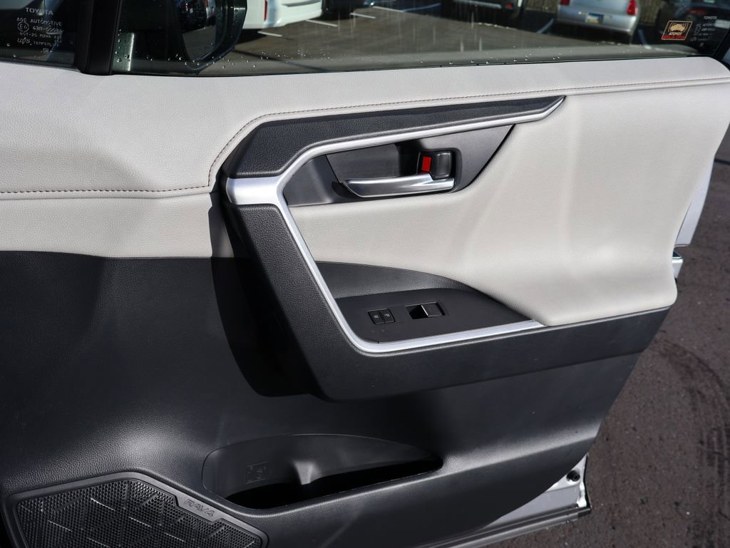 Used 2025 Toyota RAV4 Limited w/ Advanced Technology Package image 11