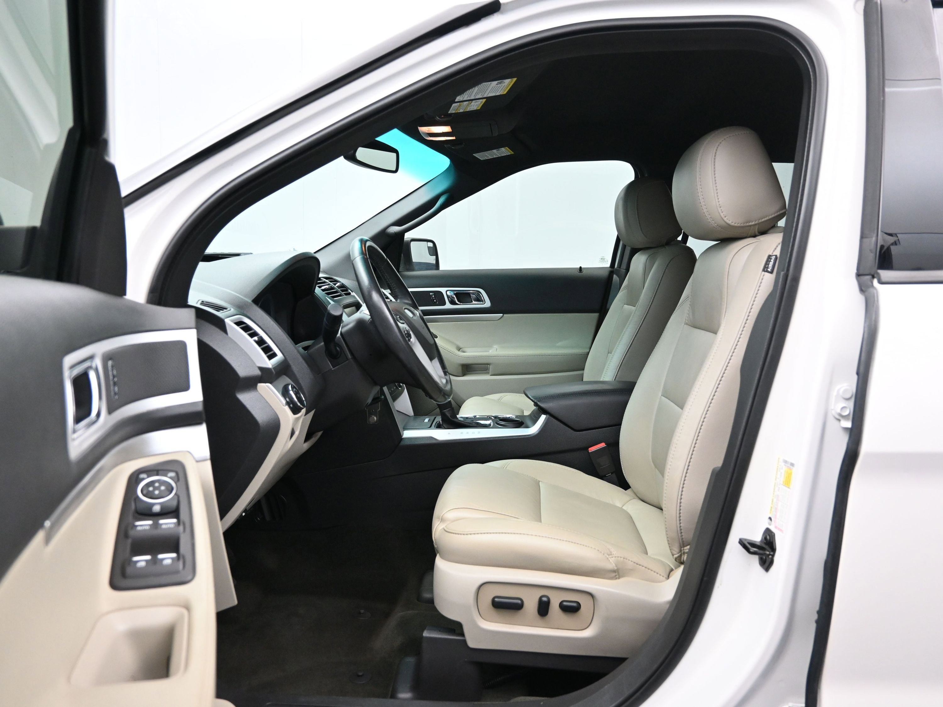 Used 2015 Ford Explorer XLT w/ Equipment Group 202A image 9