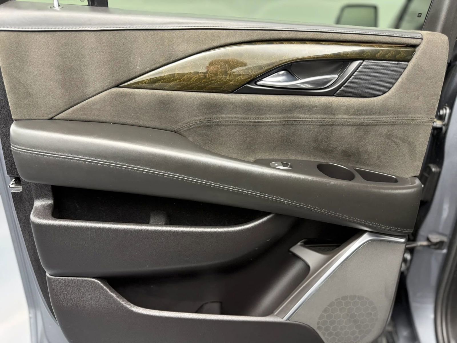 Used 2018 Cadillac Escalade ESV Platinum AWD/4WD image 32