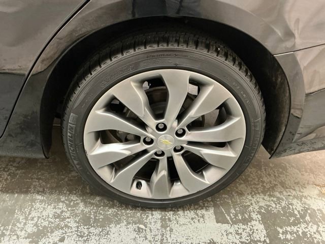 Used 2018 Chevrolet Malibu Premier w/ Premier Sun and Wheel Package image 10