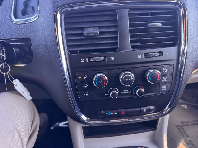 Used 2017 Dodge Grand Caravan SXT FWD image 31