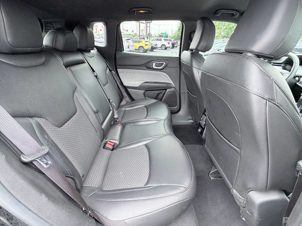 Used 2025 Jeep Compass Latitude AWD/4WD image 24