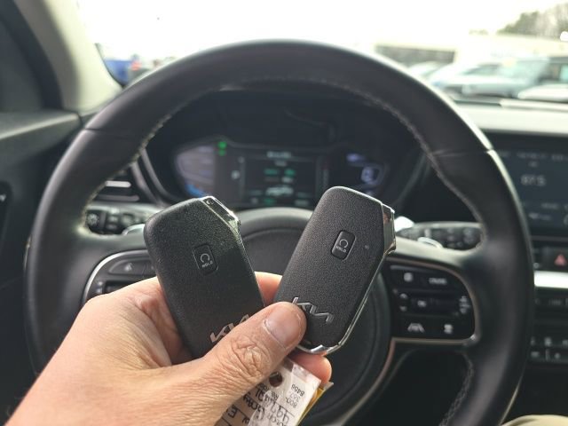 Used 2022 Kia Niro EX image 27