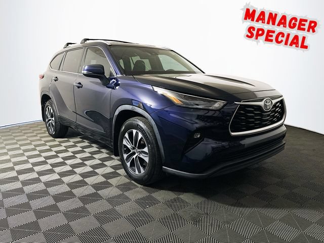 Used 2022 Toyota Highlander XLE AWD/4WD image 1