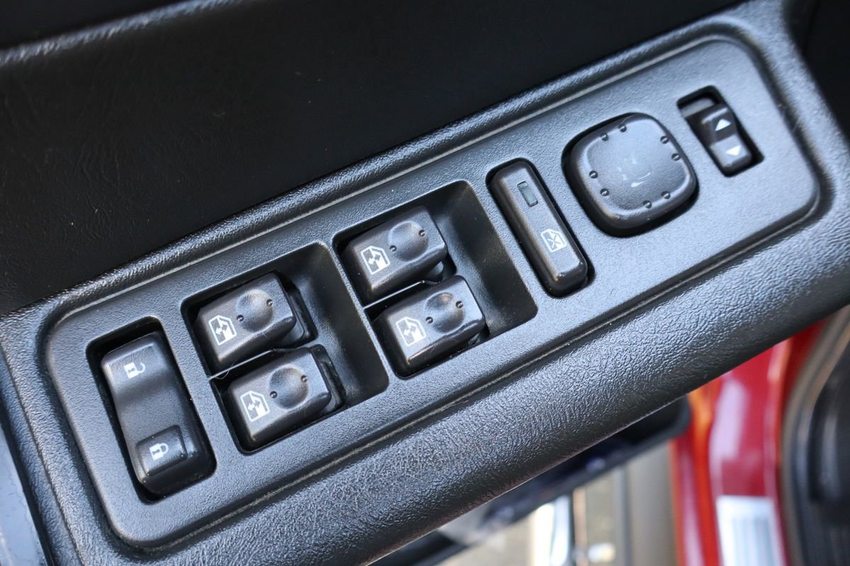 Used 2005 HUMMER H2 SUT w/ Preferred Equipment Group AWD/4WD image 26