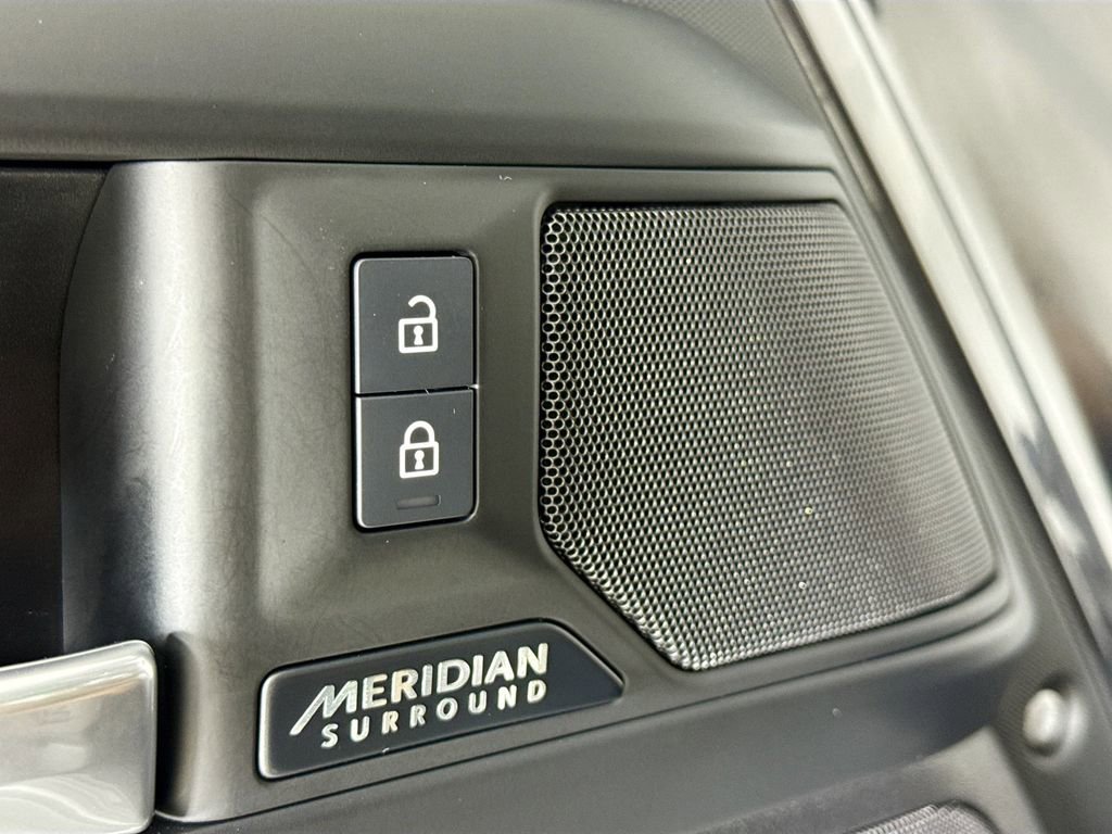 Used 2025 Land Rover Defender 110 X-Dynamic SE image 23