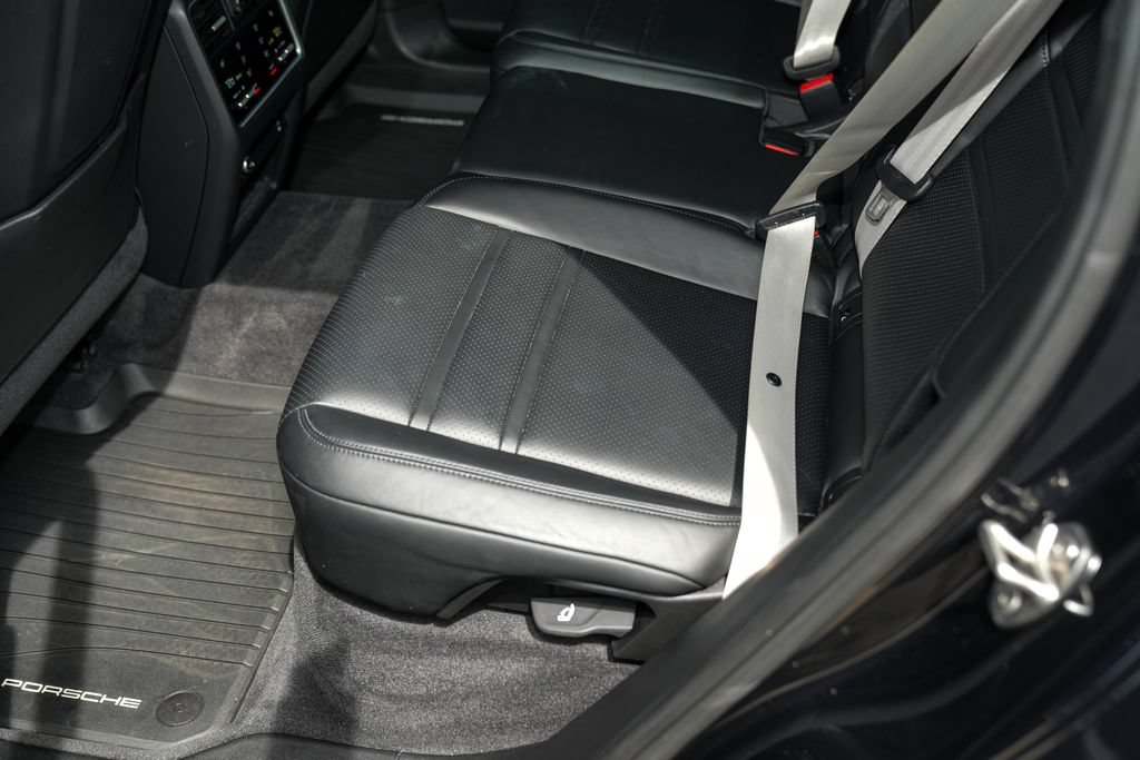 Certified 2023 Porsche Cayenne Platinum Edition AWD/4WD image 32