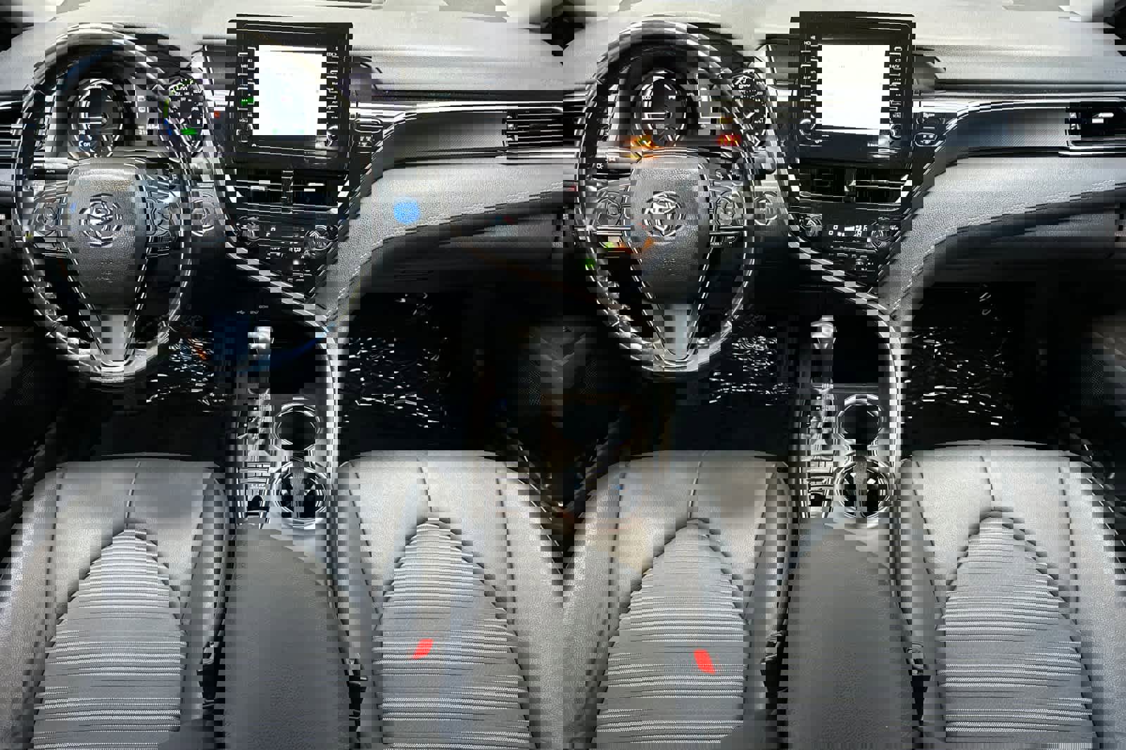 Used 2022 Toyota Camry SE image 3