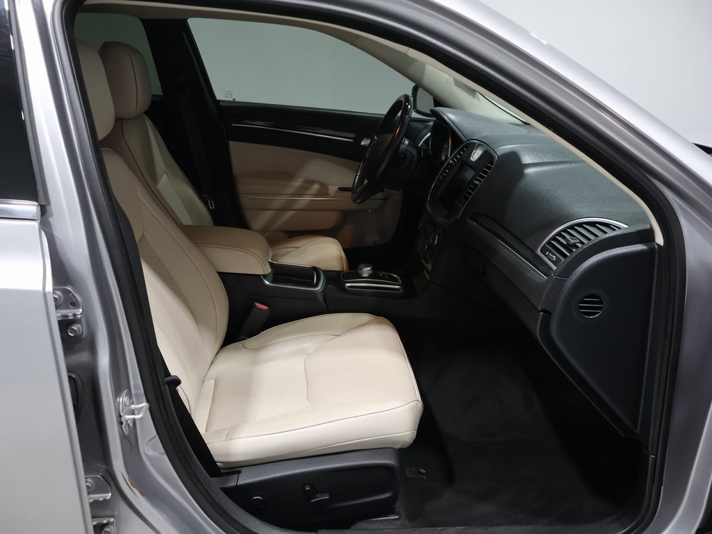 Used 2018 Chrysler 300 Limited image 21