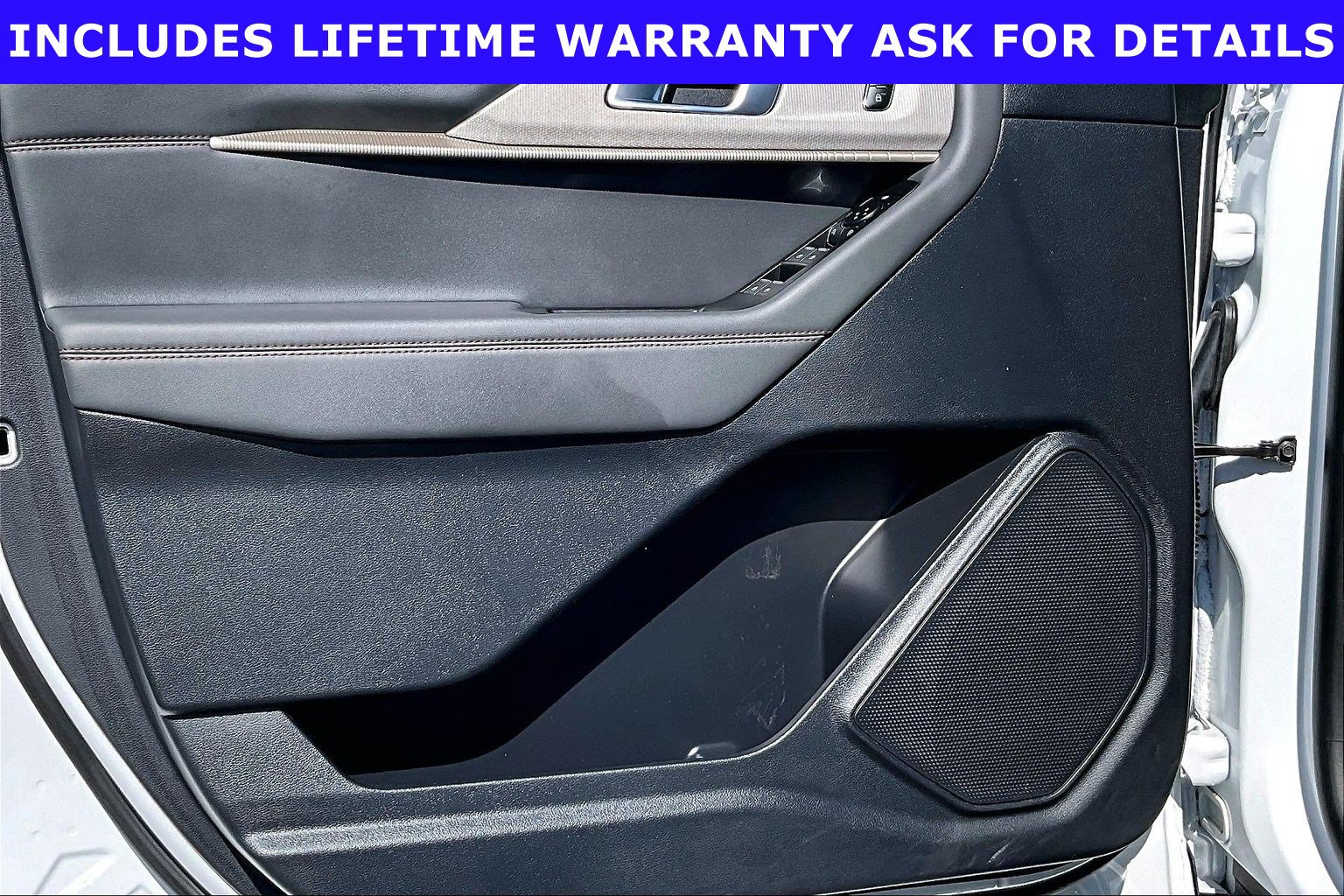 Used 2025 Ford Explorer Active RWD image 19