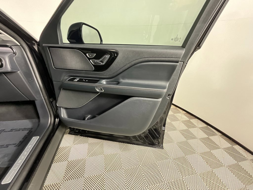 Used 2025 Lincoln Aviator AWD image 21