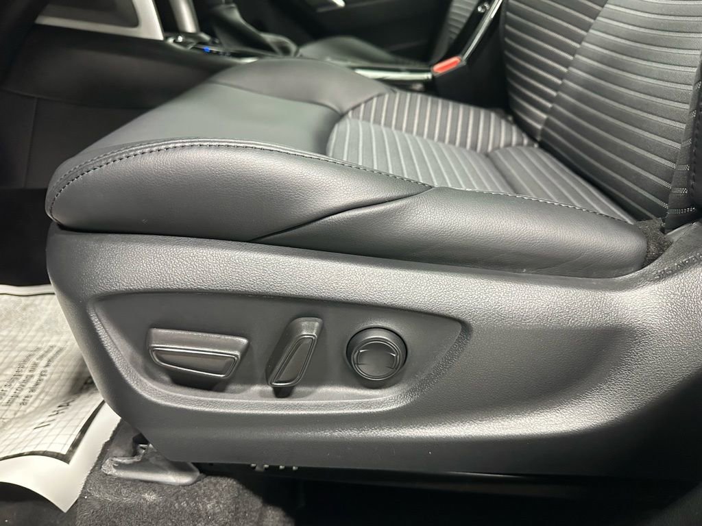 Used 2025 Toyota Corolla Cross XSE w/ Convenience Package image 12