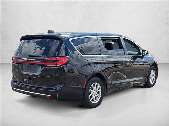 Used 2025 Chrysler Pacifica Select image 5