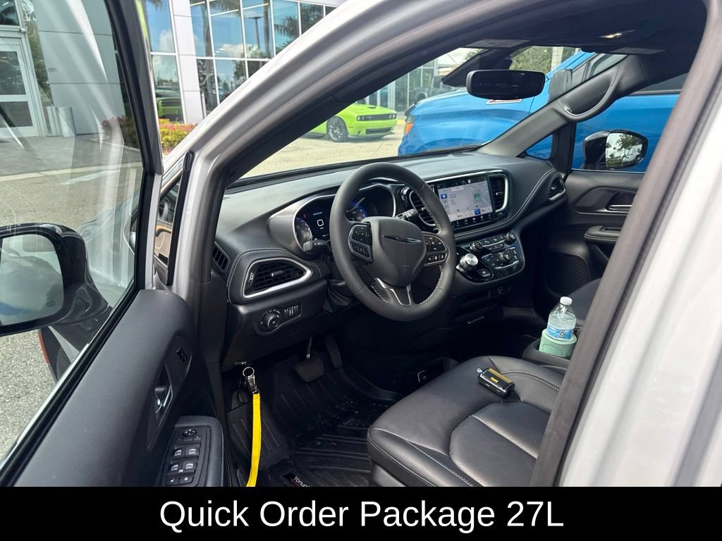 Used 2026 Chrysler Pacifica Select FWD image 3
