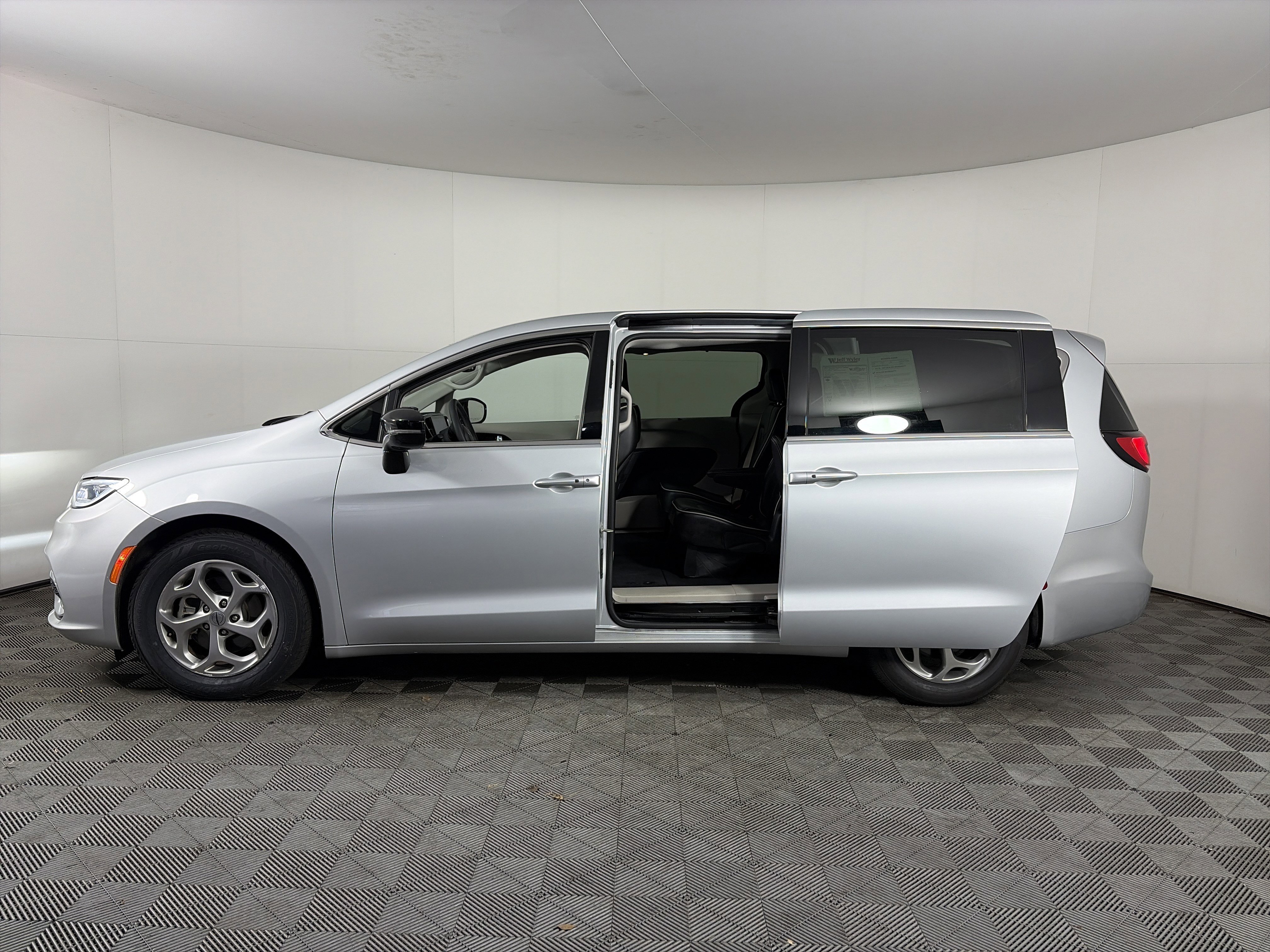 Used 2024 Chrysler Pacifica Limited image 26
