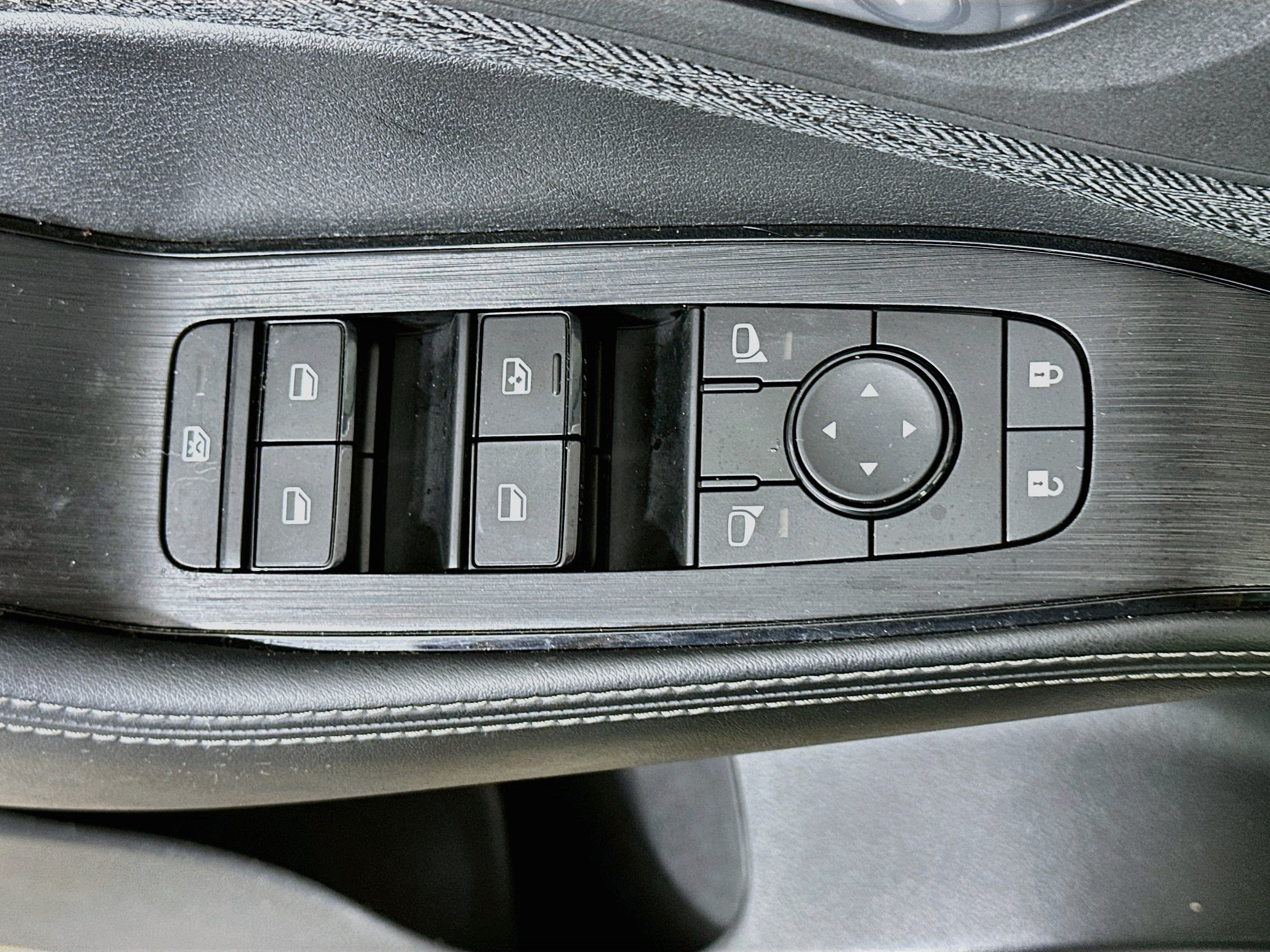 Used 2023 Nissan Rogue SV FWD image 15