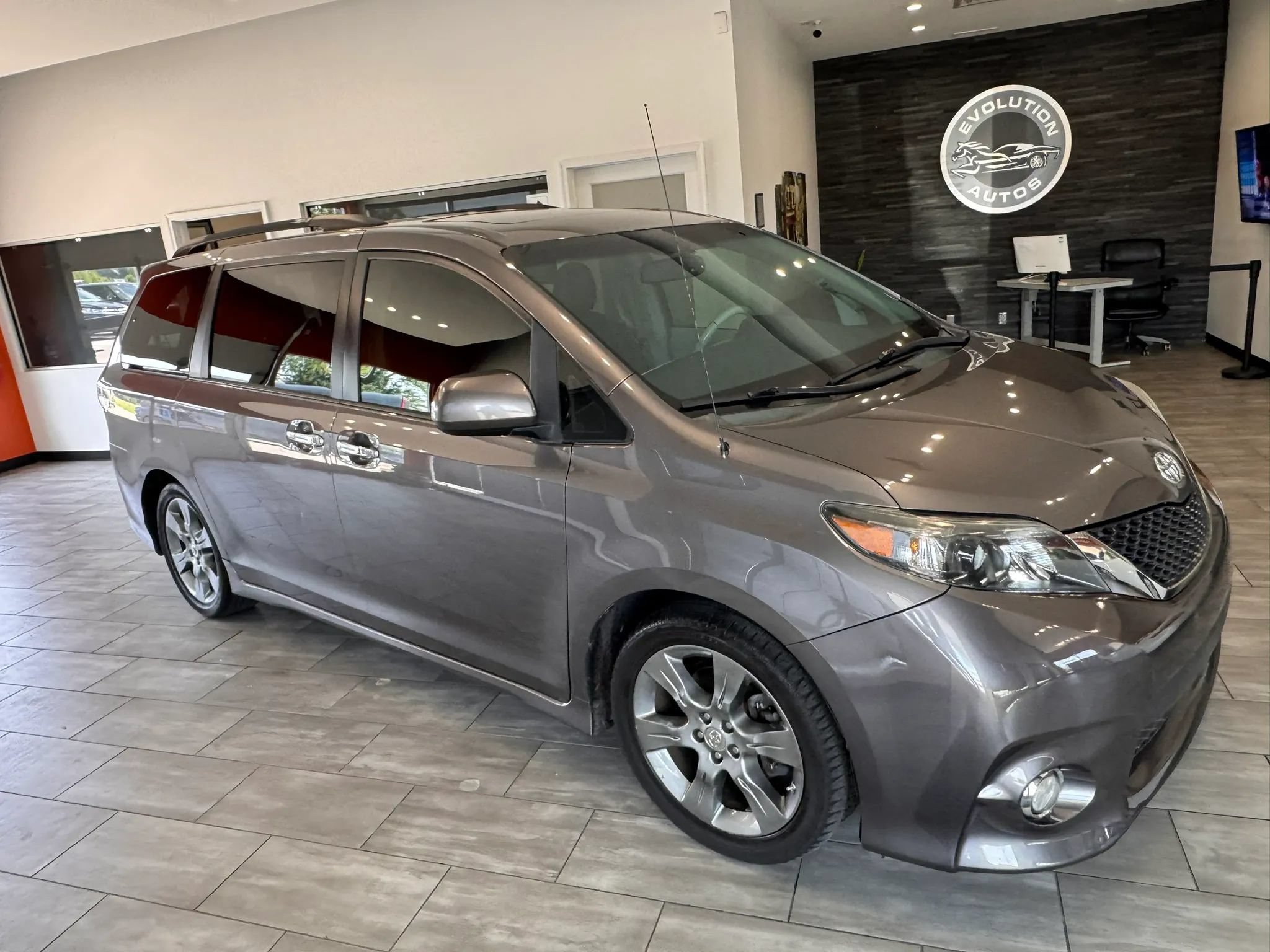 Used 2014 Toyota Sienna SE FWD image 8
