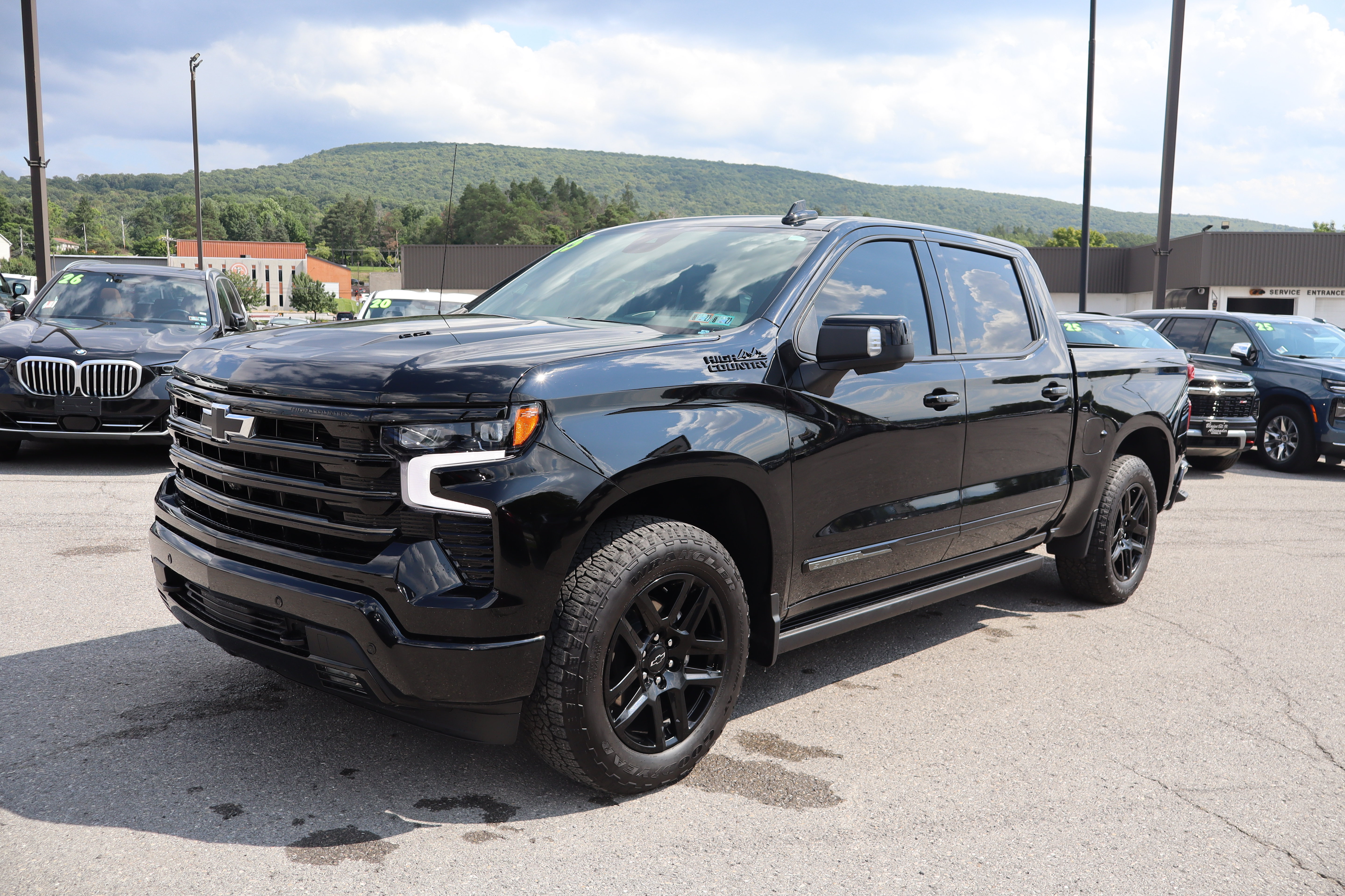 Used 2025 Chevrolet Silverado 1500 High Country w/ Midnight Edition AWD/4WD image 8