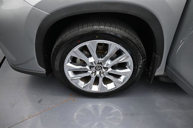 Used 2021 Toyota Highlander Limited FWD image 22