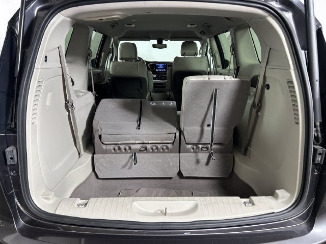 Used 2020 Chrysler Pacifica Touring-L FWD image 25