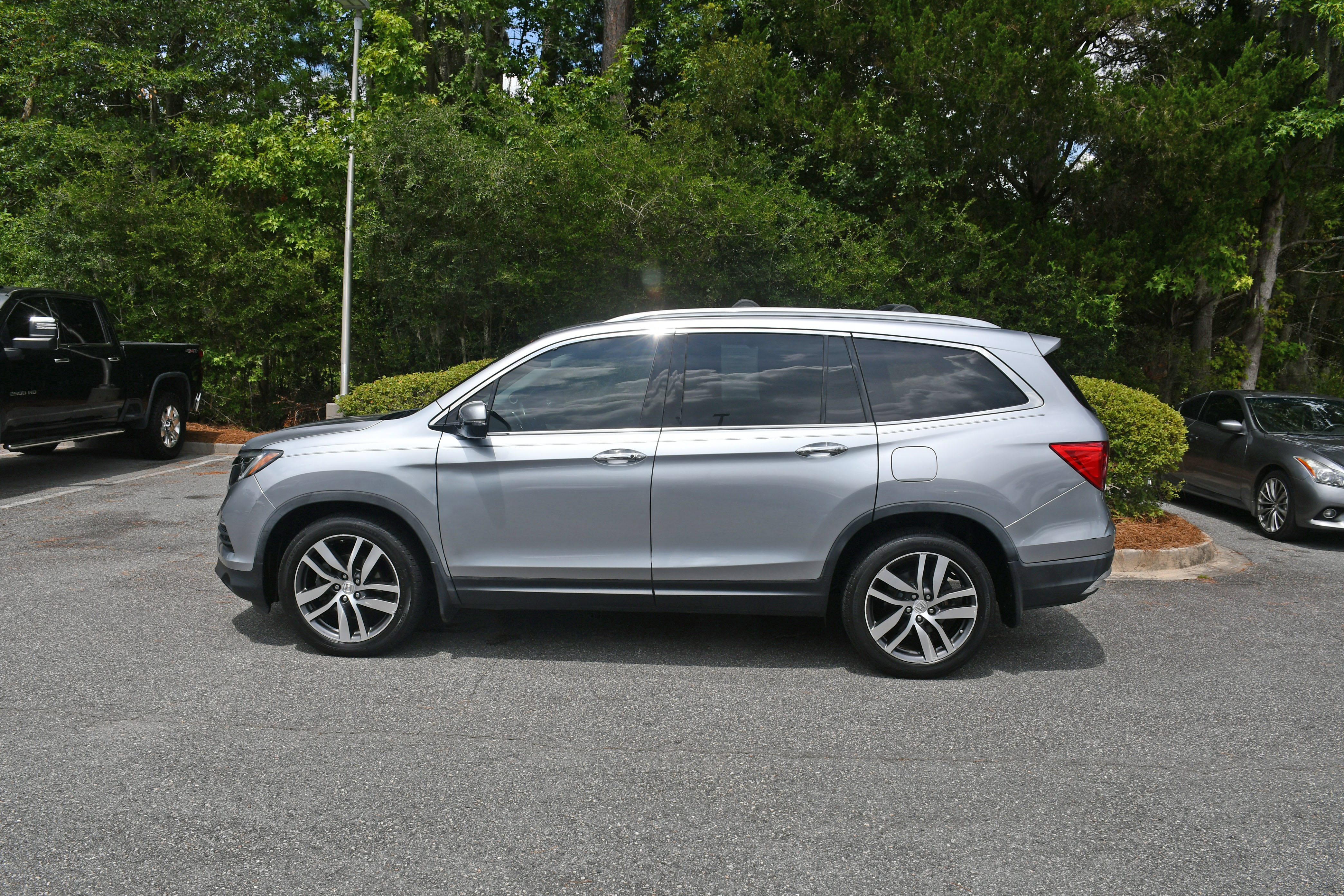 Used 2017 Honda Pilot Touring image 2