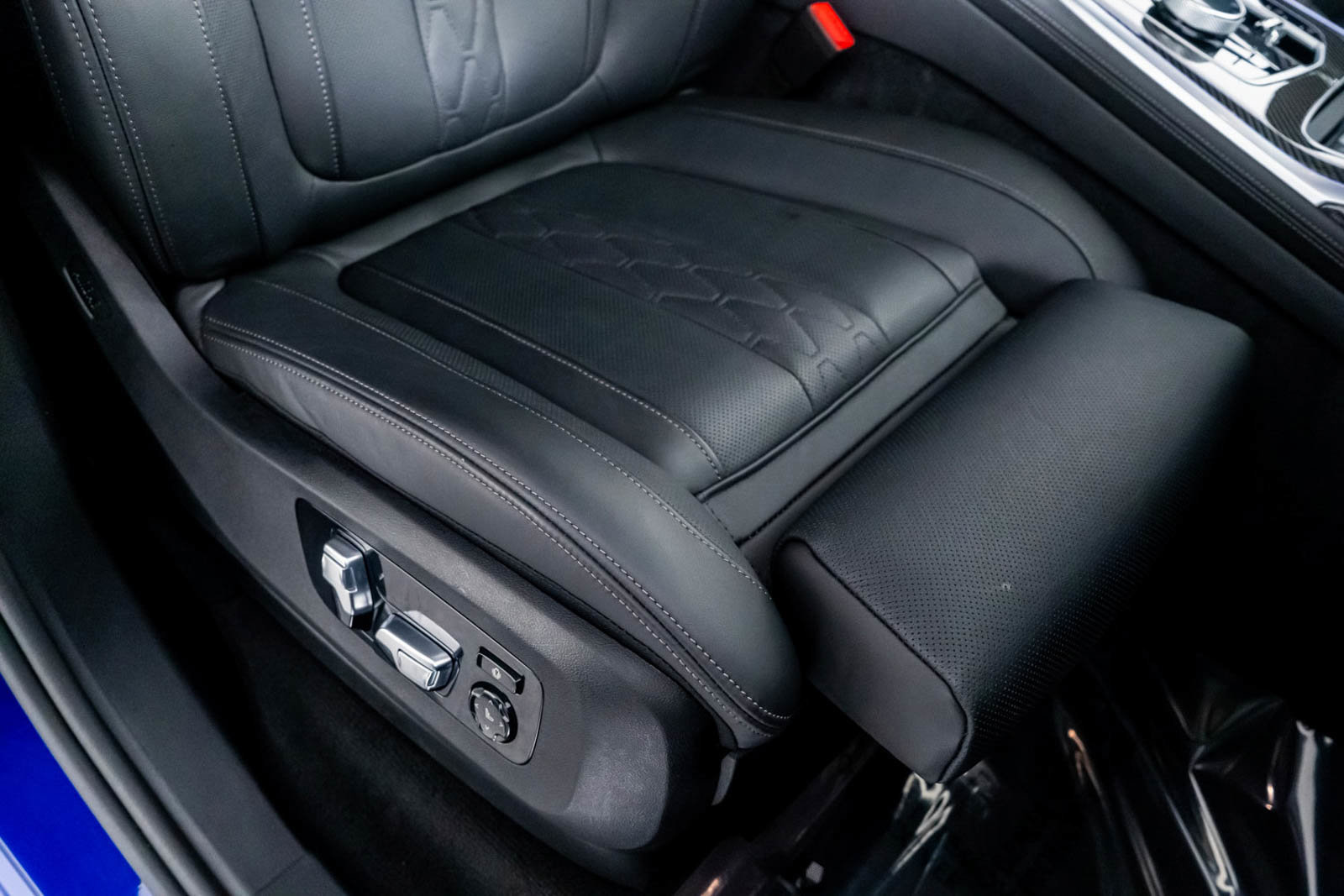 Used 2024 BMW X7 M60i w/ Premium Package image 51